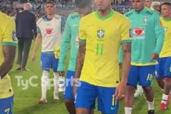 這簡直是??一場毆打！拉菲尼亞和維尼修斯賽后面色鐵青！