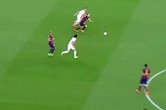 這就是詹俊解說的專業(yè)之處！切畫面到場邊，他依舊能?娓娓而談！