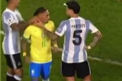 拉菲尼亞下場前被大馬丁撞了一下，隨后和帕雷德斯發(fā)生推搡