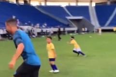 太可愛了！亞馬爾帶著隊寵小老弟亮相球場！