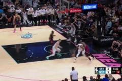 依舊心系勇士？維金斯開(kāi)場(chǎng)面對(duì)勇士防守，出現(xiàn)兩次低級(jí)失誤！