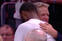 科爾賽后和昔日愛(ài)將維金斯緊緊擁抱 眼睛里似乎還有淚光？