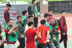 親和力！王鈺棟謝場給球迷簽名！