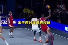 場(chǎng)上聽起來像有十幾個(gè)人在打球...