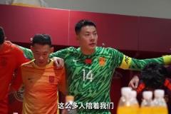 王大雷賽前更衣室講話：無(wú)需多言，來(lái)了7萬(wàn)人，讓我們享受比賽！