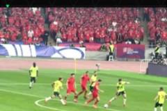 現(xiàn)場(chǎng)看塞鳥(niǎo)威脅十足的射門(mén)被撲，球迷驚呼送上掌聲