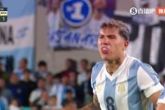 這啥表情恩佐“小雞咯咯”表情回?fù)魥W爾蒂斯，太抽象了！