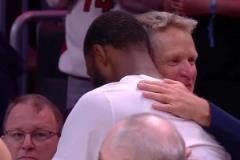 淚目！勇士球員賽后一一擁抱維金斯！看得出來(lái)大家都喜歡嘴哥