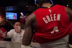 格林賽后在球員通道受追捧，后生可畏，這孩子是個可塑之才