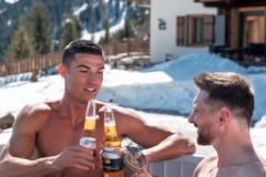 AI真牛！C羅和梅西在泳池一起喝科羅納