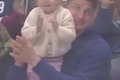 女兒好可愛??！當(dāng)約基奇現(xiàn)場觀看冰球比賽，全場爆發(fā)了掌聲！