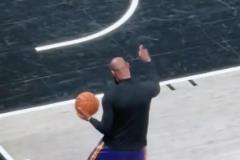 誰(shuí)能想到這么逗比的老詹今天竟然壓哨絕殺了