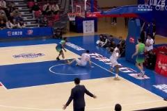 演技沒能躲過火眼金睛！張寧造進攻犯規(guī)后，裁判補吹其假摔技犯