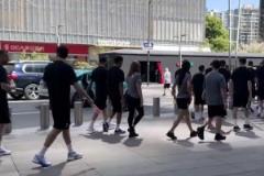 這么輕松？澳大利亞全隊(duì)上午還在杭州散步，晚上2-0輕取國足