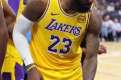 賽前感覺(jué)心態(tài)還不錯(cuò)！近距離直拍：詹姆斯經(jīng)典的拋鎂粉環(huán)節(jié)！