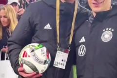 德意之戰(zhàn)小球童一夜走紅，獲贈(zèng)球衣球票還能參加歐冠