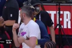 哥倆敘舊一番！巴特勒重返熱火，賽前直接上手“襲胸”樂福