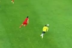 國足唯一亮點！王鈺棟穿襠過人隨后轉(zhuǎn)移球