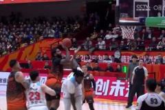 NBA級別的對抗！克里斯滯空正面頂飛哈雷爾 強硬打板上籃命中