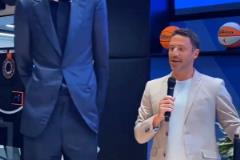 詹姆斯曬女兒模仿他打球：那胡子讓我破防了。