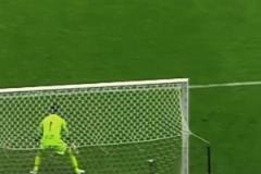 太可惜了！這球若踢進(jìn)，將又是一歷史名畫！