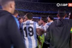 南美火氣真大！中場(chǎng)時(shí)維尼修斯又去找大馬丁深度溝通了