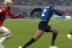 鐵血染紅！特奧95分鐘滑鏟封喉，用一張紅牌捍衛(wèi)圣西羅尊嚴(yán)