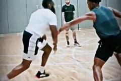 野球場(chǎng)上的人形畫(huà)刷，三球這波no-look pass把防守者當(dāng)旗子擺布