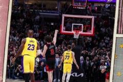 又來一幅世界名畫！詹姆斯&東契奇目送基迪超遠三分絕殺??！