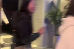 不是，一個(gè)男的怎么身上掛了這么多女的？