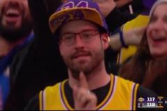 基迪投進(jìn)絕殺后，現(xiàn)場(chǎng)湖迷呆愣在原地?zé)o奈的笑了