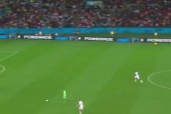 一戰(zhàn)驚天下！諾伊爾巴西世界杯上面對(duì)阿爾及利亞的出擊飛鏟