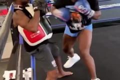 美媒打趣詹姆斯觀看A-史密斯拳擊視頻后，估計(jì)是這個(gè)樣子：