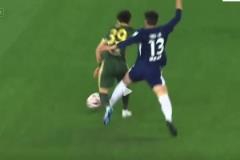 可惜?。∴崉P木身后絆倒+踩中王鈺棟腳踝，王鈺棟被擔(dān)架抬下