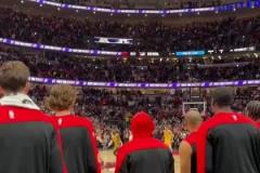 板凳席視角！終場(chǎng)哨響一刻公牛全員沖進(jìn)場(chǎng)內(nèi)“圍毆”基迪