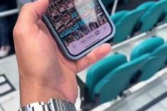 這老哥是真激動！和梅西合影后球迷手拿手機(jī)一直顫抖