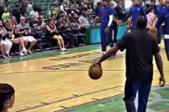 球被吸走了？小卡：抱歉，手大就是可以為所欲為！