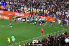 德佩雙腳踩球嘲諷對手！對手不滿將德佩干倒雙方爆發(fā)全武行！