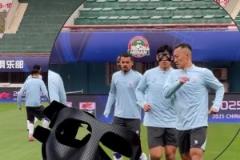 變身面具俠！朱辰杰賽前踩場戴上保護面罩