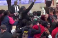 換陣營換挺快基迪絕殺后，穿老詹球衣的湖人球迷加入狂歡隊伍