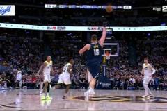 你變態(tài)神仙球一幕再現(xiàn)！約基奇愜意單手一拋又進超遠壓哨三分