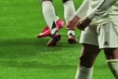 這……看著塊頭不小姆巴佩抓著“弟弟”來回?fù)u晃，嘲諷拉滿了