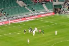 現(xiàn)場一片驚訝，實(shí)拍：馬寧經(jīng)過VAR確認(rèn)后向恩加德烏出示紅牌