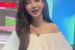 郭小仙這個偷感太重了吧，旁邊解說員還在講解國足首發(fā)呢