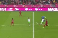 諾伊爾出擊到中場(chǎng)沒(méi)能解圍皮球！把球迷嚇出心臟病！