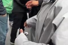 網友給甲亢哥遞煙，甲亢哥直說no,no,no