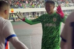 卡扎爾絕殺后激動(dòng)和球迷互動(dòng)，王大雷抱住秀外語(yǔ)