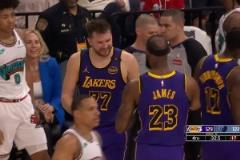 賺了賺了！東契奇從灰熊女助教懷里起身時，笑的很開心啊