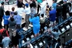 發(fā)帶老詹擁抱球迷