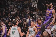 這一幅也是世界名畫！老詹快攻劈扣，籃下的貝恩瞪大雙眼